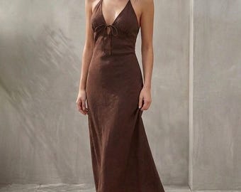 Vestido midi de lino marrón con escote halter: estilo casual veraniego minimalista con espalda descubierta.