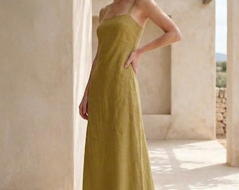 Vestido largo de lino verde oliva: estilo minimalista sin mangas para la playa y el verano.