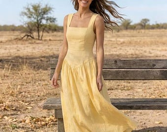 Vestido midi de lino con escote cuadrado y tirantes anchos, fruncido, corte en A, femenino, romántico, chic, verano, color mantequilla.