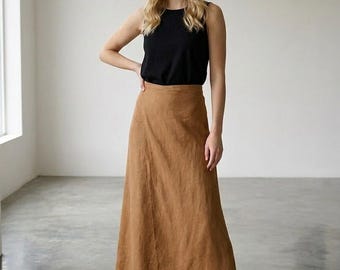 Falda larga de lino cruzada de talle alto con cierre de botón, corte en A, minimalista, elegante, veraniega, color caramelo tostado, beige.