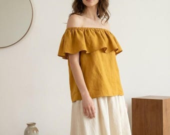 Top de lino con hombros descubiertos, volantes, escote Bardot, corte ajustado, romántico, femenino, ideal para el verano, color amarillo mostaza.