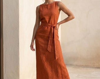 Vestido largo de lino con escote barco, cinturón, sin mangas y abertura lateral. Elegante y chic. Verano. Terracota.