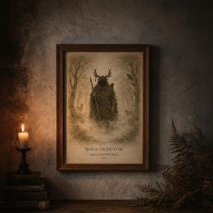 Puede incluir: Una impresión enmarcada que presenta una ilustración de Herne el Cazador, una figura en un bosque con cornamenta y un bastón. La impresión está en un marco de madera oscura, con el texto "Herne the Hunter Spirit of the Wild Wood". Una vela encendida está sobre una pila de libros.