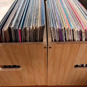 Può includere: Un set di tre tazze in ceramica con finitura opaca e macchiettata. Le tazze sono nei toni del crema, grigio chiaro e grigio scuro. Ogni tazza ha un design semplice e minimalista.