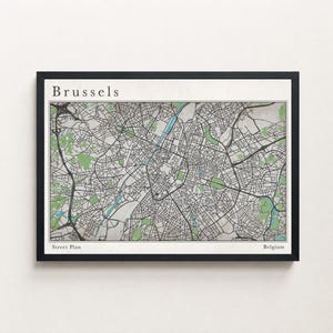 Può includere: Pianta stradale incorniciata di Bruxelles, Belgio. La mappa presenta una rete stradale dettagliata in bianco e nero, con aree verdi per i parchi e blu per i corsi d'acqua. La parola "Bruxelles" è in alto, con "Street Plan" e "Belgium" in basso.