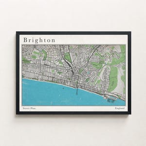 Peut inclure: Plan de la ville de Brighton, en Angleterre, encadré. La carte détaillée présente des éléments verts, bleus et noirs. Le mot "Brighton" est en haut, avec "Street Plan" et "England" en bas.