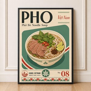 Può includere: Un poster incorniciato con un'illustrazione in stile vintage di Pho, una zuppa di noodle vietnamita. Il poster include la parola "PHO", il testo "Phở Bò Noodle Soup" e "Việt Nam". L'immagine mostra una ciotola di zuppa con carne, noodles, erbe e lime.
