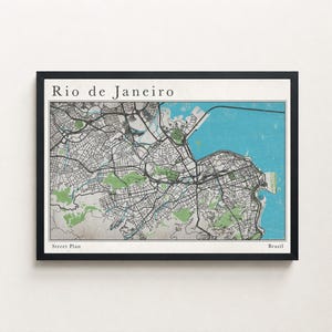 Peut inclure: Une carte routière encadrée de Rio de Janeiro, Brésil. La carte présente une représentation détaillée des routes, des bâtiments et des espaces verts de la ville, avec le texte "Rio de Janeiro" en haut et "Street Plan" en bas. La carte est sur fond neutre.