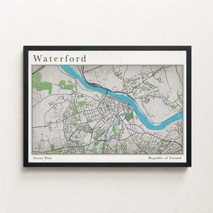 Peut inclure: Plan de la ville encadré de Waterford, Irlande, avec une carte détaillée montrant une rivière bleue et des espaces verts. Le nom de la ville "Waterford" est en haut, avec "Street Plan" et "Republic of Ireland" en bas.