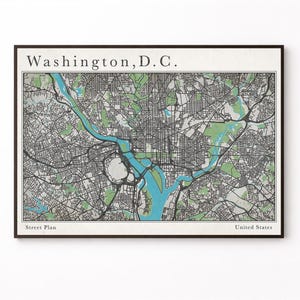 Puede incluir: Un mapa enmarcado del plano de las calles de Washington, D.C. El mapa presenta un diseño detallado de calles, parques y el río Potomac en tonos grises, verdes y azules. El texto "Washington, D.C." está en la parte superior, con "Street Plan" y "United States" en la parte inferior.