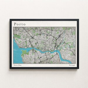 Peut inclure: Une carte encadrée du plan de Porto, Portugal. La carte présente une représentation détaillée des routes, des bâtiments et des espaces verts de la ville, avec le fleuve Douro en bleu. Le mot "Porto" est en haut, et "Street Plan" et "Portugal" en bas.