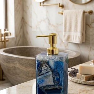 Dispensador de jabón de ágata azul, decoración de baño de lujo, dispensador de resina y piedra hecho a mano, accesorio de tocador moderno, regalo único