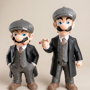 Peut inclure: Deux figurines de personnages vêtues de costumes gris formels, de gilets et de pardessus sombres avec des casquettes plates grises assorties. Les deux personnages ont des moustaches noires, des yeux bleus et tiennent des cigares bruns.