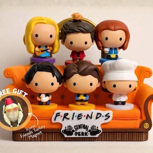 Mini sofá inspirado en Friends para juguetes de McDonald's | Soporte de exhibición de sofá naranja | Decoración coleccionable en miniatura | Accesorio de estante impreso en 3D