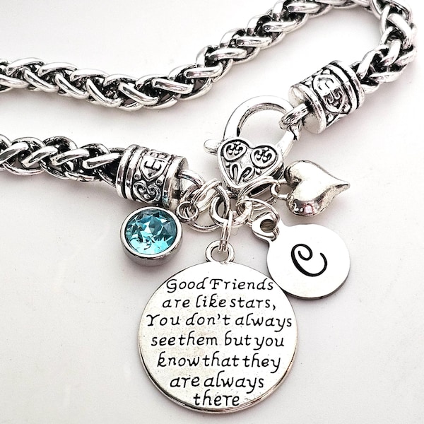 Peut inclure: Bracelet en argent avec un charme en forme de cœur, un charme en cristal bleu et un charme avec la lettre C. Le bracelet porte une citation sur les bons amis qui sont comme des étoiles.