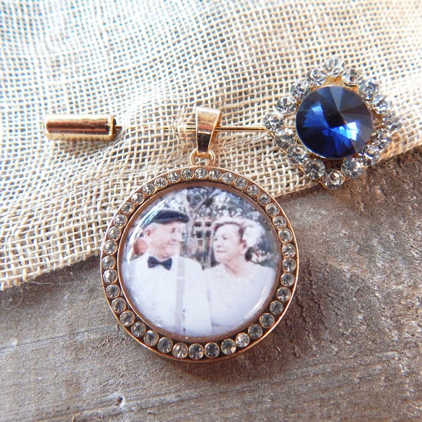 Encanto conmemorativo del ramo de novia Algo azul para la foto de la boda de la novia Encanto único Regalo de la tradición de la boda blanca del novio Encanto antiguo-Sixpence