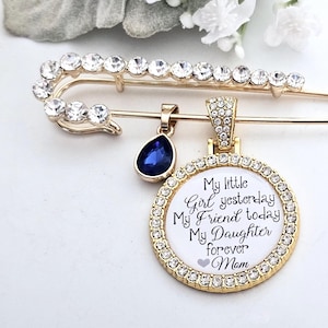 BRAUT Geschenk von Mama, Hochzeitsstrauß Charme personalisierte Charme für Braut, Mama Papa heute eine Braut, Mutter Tochter Hochzeitsgeschenk dekorative Pin