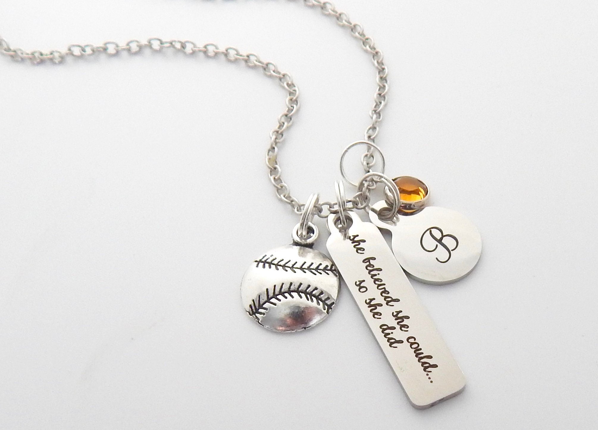 Collana con ciondolo a forma di pallone sportivo (Softball/Calcio
