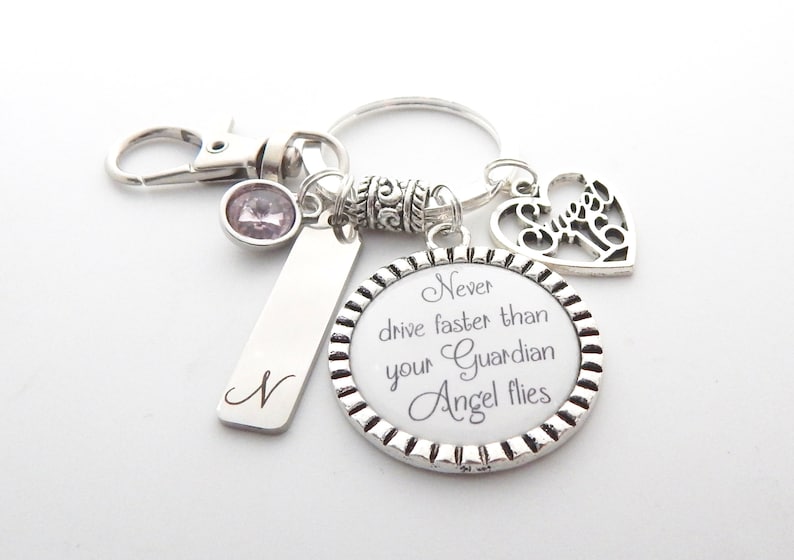 Puede incluir: Llavero de plata con un dije que dice "Nunca conduzcas m&aacute;s r&aacute;pido de lo que vuela tu &aacute;ngel de la guarda". El llavero tambi&eacute;n tiene un peque&ntilde;o dije en forma de coraz&oacute;n con la palabra "Sweet" en &eacute;l, un peque&ntilde;o dije de cristal y una etiqueta con la letra "N" grabada en &eacute;l.