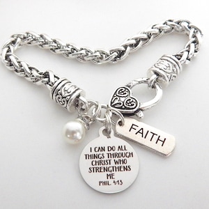 Puede incluir: Pulsera de plata con un dije de coraz&oacute;n, una perla y dos etiquetas. Una etiqueta dice "FAITH" y la otra dice "Puedo hacer todas las cosas por medio de Cristo que me fortalece. Filipenses 4:13."