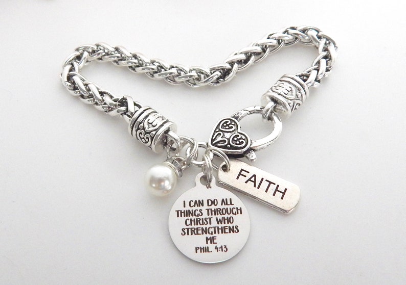 Puede incluir: Pulsera de plata con un dije de coraz&oacute;n, una perla y dos etiquetas. Una etiqueta dice "FAITH" y la otra dice "Puedo hacer todas las cosas por medio de Cristo que me fortalece. Filipenses 4:13."