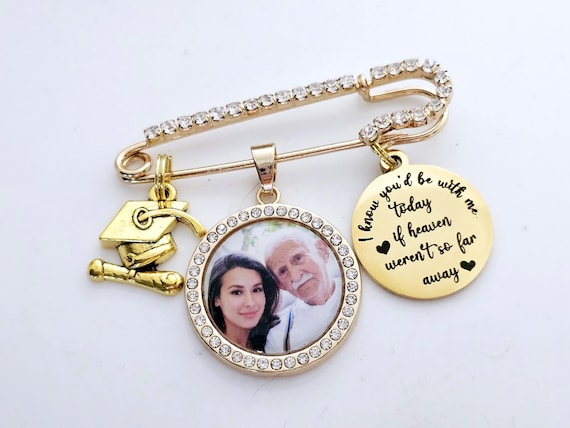 Personalized Photo 2026 Graduation Cap Memorial Tassel Picture Lapel Pin, Class 2026 Graduation Pinning Grad Cap Gown Charm Ceremony pin