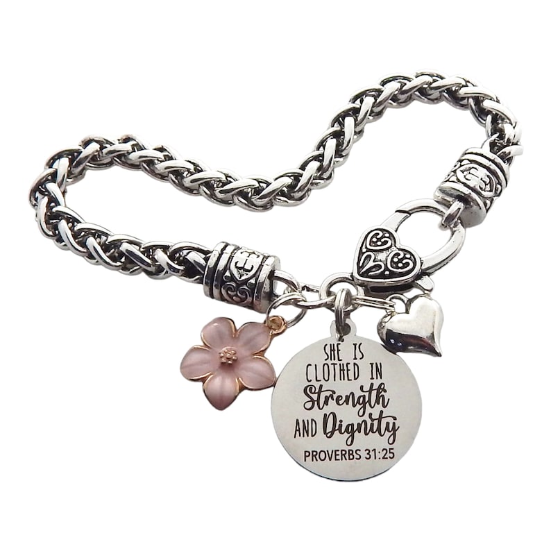 Puede incluir: Pulsera de cadena plateada con un dije de coraz&oacute;n, un dije de flor rosa y un dije redondo con el texto "She is clothed in Strength and Dignity Proverbs 31:25".