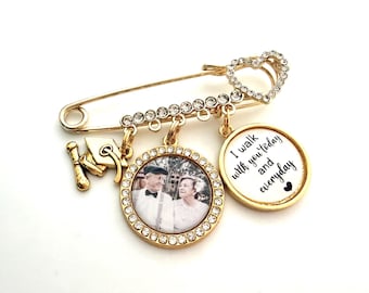 Personalized Photo 2026 Graduation Cap Memorial Tassel Picture Lapel Pin,Class 2026 Bridal Bouquet Pinning gift Grad Gown Charm Ceremony pin