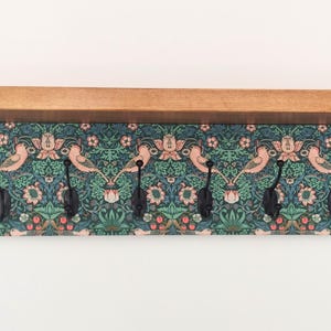 Appendiabiti William Morris con ripiano / Ganci organizer per ingresso in legno di pino