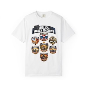 Op de afbeelding: Een witte keramische mok met een zwart handvat en de tekst "But First, Coffee" in een zwarte, handgeschreven lettertype. De mok staat op een witte ondergrond.