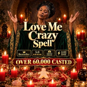 Könnte beinhalten: Eine digitale Grafik mit dem Text Love Me Crazy Spell und Over 60,000 Casted. Das Bild zeigt eine Person in einem dunkelgrünen Samtmantel mit Goldbesatz, umgeben von roten Kerzen, Kristallen und einer kleinen beigen humanoiden Figur.