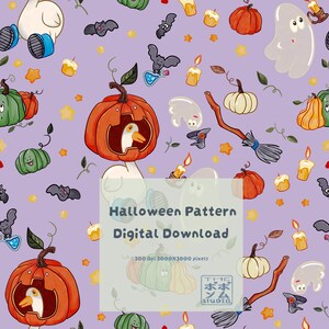 Könnte beinhalten: Ein nahtloses digitales Muster auf hellviolettem Grund mit Enten in Kürbiskostümen, weißen Geistern, orangefarbenen und grünen Kürbissen, Fledermäusen, Kerzen und Besen. Text: Halloween Pattern Digital Download.