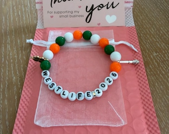 Westlife 2026 kralenarmband met microfoonbedel en Ierse klaverbedel met cadeauzakje