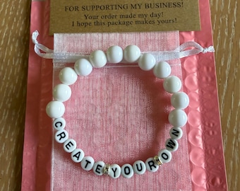 自分だけのオリジナルビーズブレスレット、コンサート・フェスティバル・ツアーの歌詞入りジュエリー（ギフトバッグ付き）を作ろう