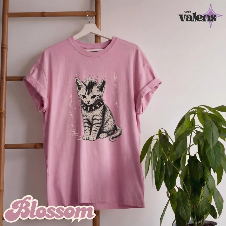 Vintage Punk Kitten Comfort Colors® Shirt, Edgy Mohawk Cat Tee, Spiked Collar Goth Cat Lover Outfit bild 6