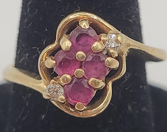 Anillo vintage de oro de 10 quilates con rubíes / Anillo con detalles de diamantes y racimos de rubíes naturales / Talla 5.5 (pequeño) / Regalo para quienes nacieron en julio / Década de 1970