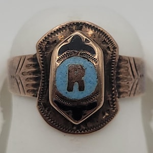 Anillo antiguo victoriano de oro de 10 quilates con inicial R / Anillo con escudo heráldico de esmalte azul turquesa y negro / Banda grabada / Talla 7.75 / 1.69 g