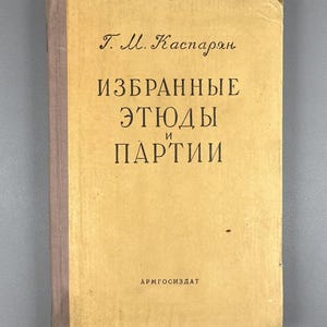 Può includere: Un libro vintage con copertina e dorso color beige. La copertina presenta testo in un carattere marrone scuro, tra cui il nome dell'autore e il titolo "Selected Etudes and Parties". Il nome dell'editore è stampato in basso. Il libro mostra segni di usura.