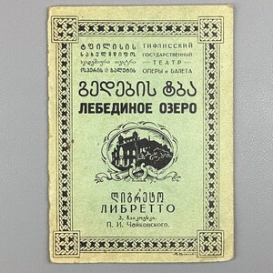 以下が含まれることがあります： 斑点のあるマット仕上げのセラミックマグカップ3個セット。各マグカップは、ライトブルー、クリーム、グレーと異なる色です。マグカップはシンプルでモダンなデザインで、持ちやすいハンドルが付いています。