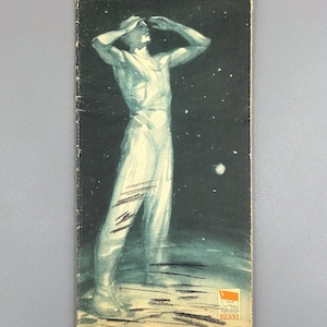 Op de afbeelding: Vintage ansichtkaart met een gestileerde illustratie van een figuur die omhoog kijkt naar een sterrenhemel. De figuur draagt een witte overall. De ansichtkaart heeft de tekst "URSS" en "1958" in de rechterbenedenhoek. De tekst onderaan luidt "S.R. Section, Brussel Universele en Internationale Tentoonstelling, 1958".