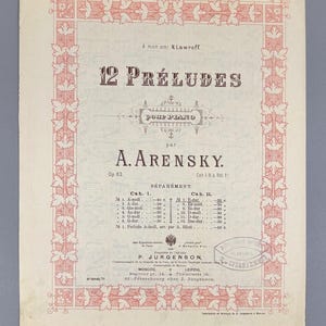 Op de afbeelding: Muziekbladomslag voor "12 Préludes Pour Piano" van A. Arensky. De omslag heeft een decoratieve rode rand met bloemmotieven. De titel en de naam van de componist worden weergegeven in elegante lettertypen. De tekst bevat de naam en locatie van de uitgever.