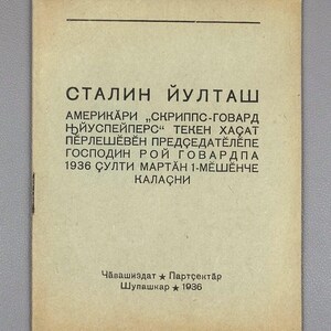 Könnte beinhalten: Eine rechteckige Vintage-Karte mit Text in einer Fremdsprache. Der Hintergrund ist hellbeige mit schwarzem Text. Der Text enthält den Namen "Stalin" und das Jahr "1936". Es scheint ein altes Dokument oder eine Broschüre zu sein.