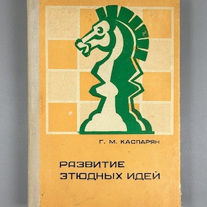 Könnte beinhalten: Eine weiße Keramik-Tasse mit schwarzem Henkel und dem Text "But First, Coffee" in handschriftlichem Stil. Die Tasse steht auf einer weißen Oberfläche. Die Tasse ist 10 cm hoch.