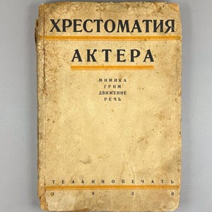 Può includere: Un cartello in legno rustico con la scritta "Welcome to our home" in stile scritto a mano. Il cartello presenta una finitura invecchiata e un design semplice e invitante, perfetto per l'arredamento dell'ingresso.
