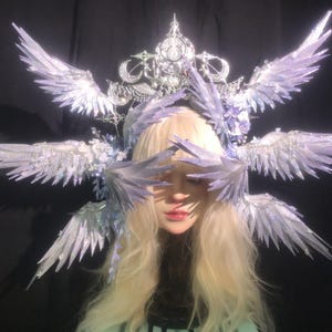 Eterisk änglavingekrona huvudbonad, skimrande älvhalo, gotisk barock fantasi cosplay