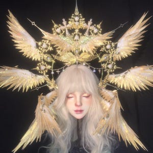 Tocado con corona de alas de ángel doradas, diadema con halo celestial barroco.