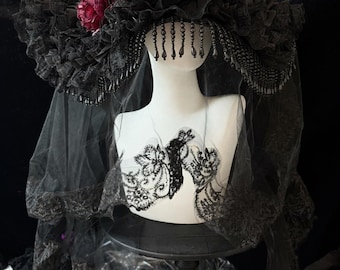 Sombrero gótico de encaje hecho a mano con velo, tocado victoriano romántico oscuro, detalles florales rojos.