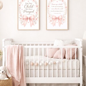 Decoração Cristã para Quarto de Bebê Menina | Por esta menina oramos | 1 Samuel 1:27 | Impressão para Quarto de Bebê | Decoração com Laço Rosa | Download Digital