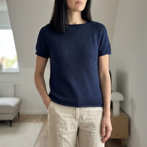 Könnte beinhalten: Rustikales Holzschild mit dem Text "Welcome to our home" in weißer Schrift. Das Schild hat eine Used-Optik und ein schlichtes, einladendes Design, ideal für den Eingangsbereich.