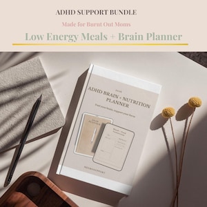 Może przedstawiać: Biały ceramiczny kubek z czarnym uchwytem i napisem "But First, Coffee" czarną, pogrubioną czcionką. Kubek ma około 10 cm wysokości i mieści około 350 ml płynu.